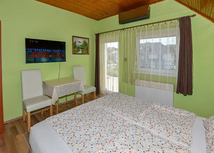 Kek Laguna Vendeghaz בית הארחה באלאטונפורד