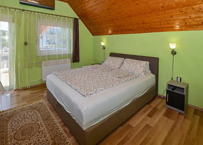 Kek Laguna Vendeghaz 4* באלאטונפורד