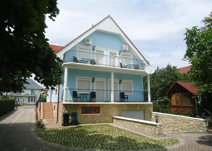 Kek Laguna Vendeghaz בית הארחה